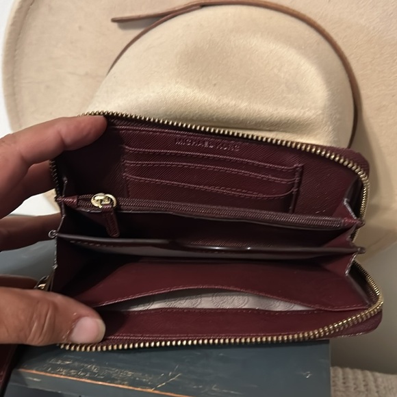 LIKE NEW Michael kors wristlet - Picture 8 of 8